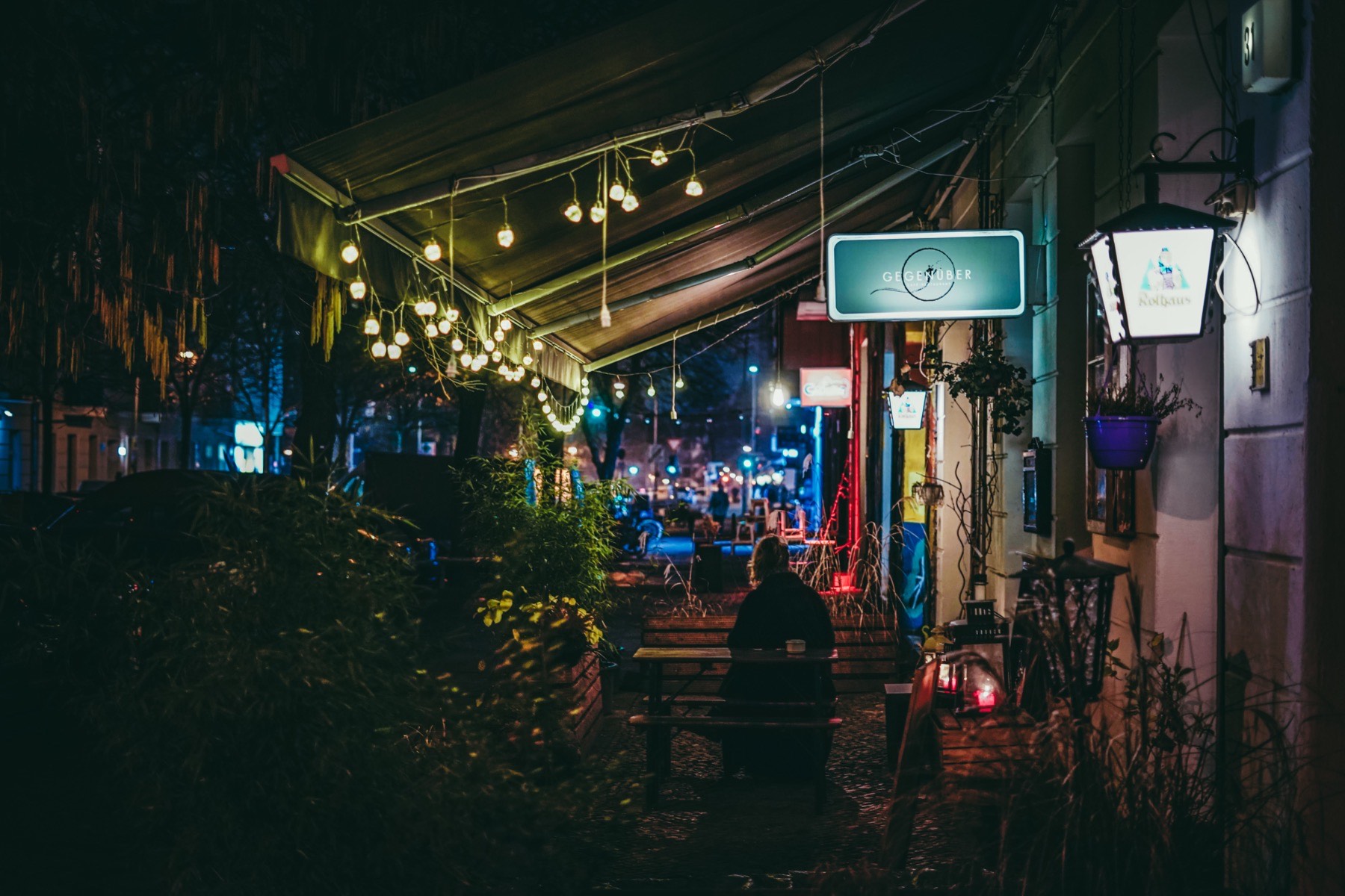 Das Gegenüber bei Nacht: Terrasse mit Lichterketten in der Straßmannstraße
